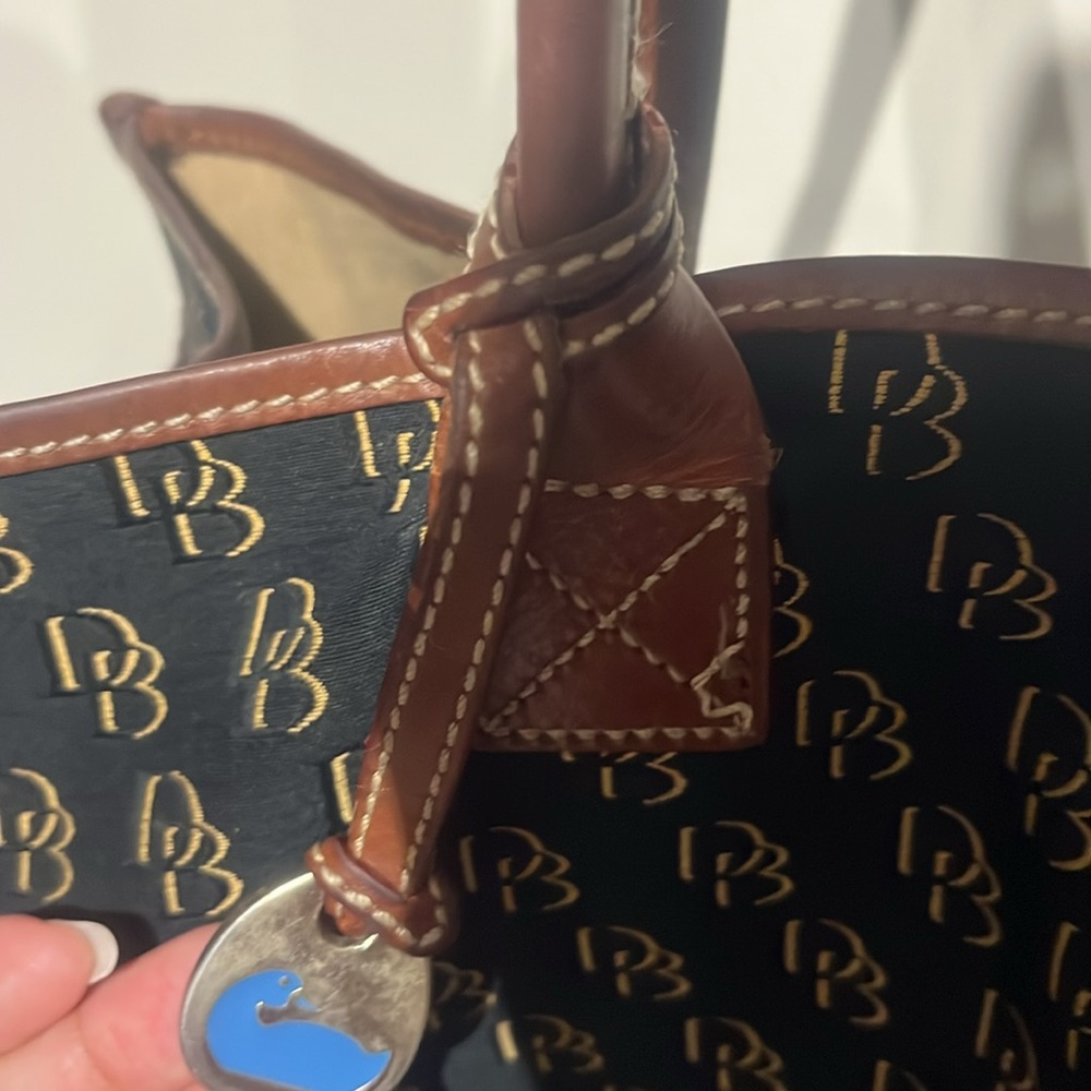 Dooney & Bourke Black Monogram Canvas tote
Large tote bag
Condition: used - Picture 3 of 9